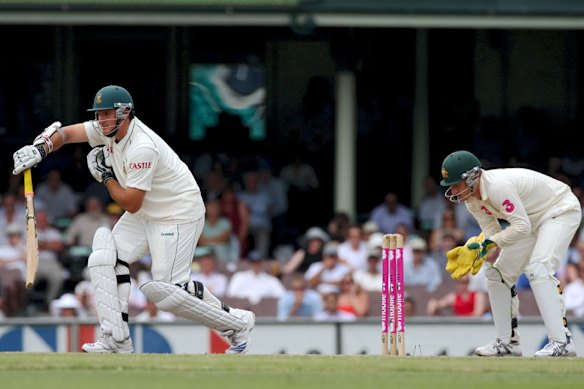In the 2009 Test between South Africa and Australia, Graeme Smith took to the crease with a broken finger.