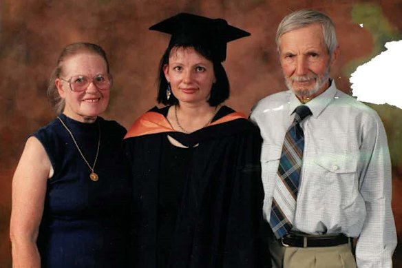 Ley with her parents, Edgar and Angela Braybrooks, at a La Trobe graduation ceremony.