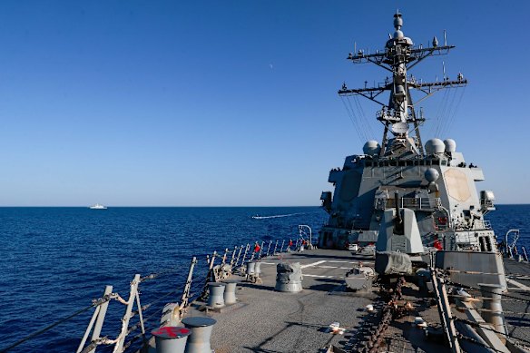 Il cacciatorpediniere USS Michael Murphy si trova nella regione come parte del gruppo d'attacco della portaerei USS Abraham Lincoln.