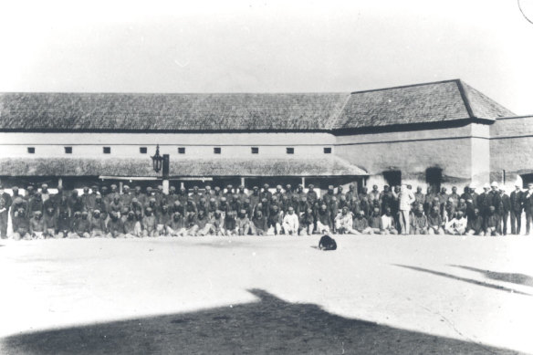 A historic image of men held prisoner on Rottnest Island. 