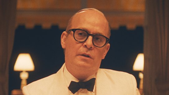 Tom Hollander as Truman Capote in Feud: Capote vs The Swans.