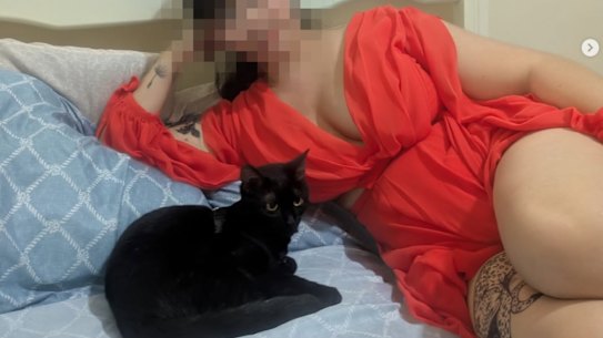 A imagem original postada por Julie Yukari que foi modificada com Grok AI. (Identidade oculta)