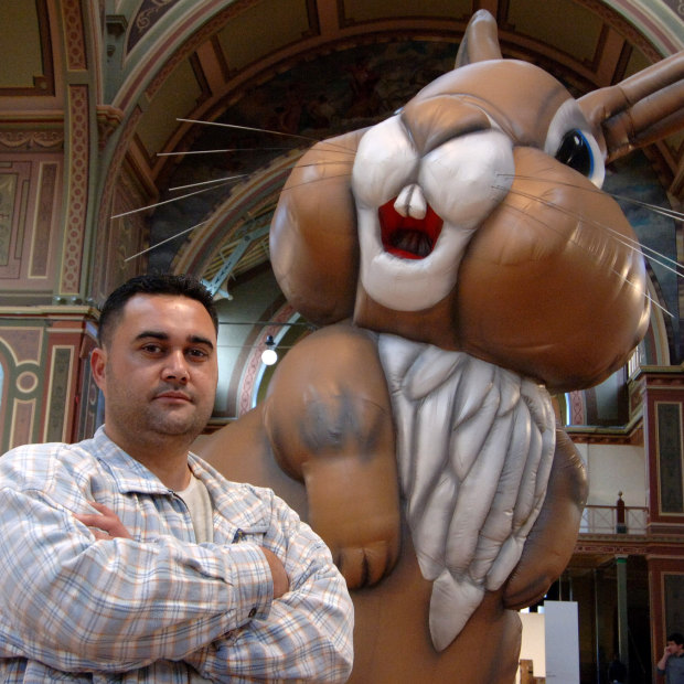 New Zealand artist Michael Parekowhai in front of his giant rabbit sculpture <i>Cosmo</i> at Melbourne’s Royal Exhibition Building in 2006.