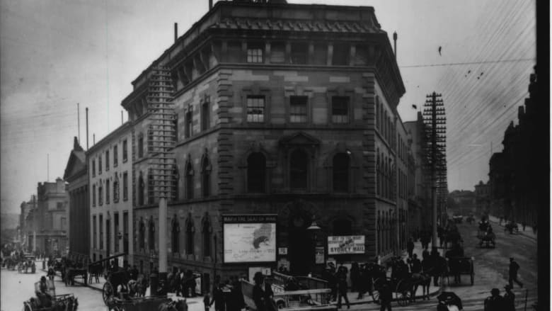 Outside The Sydney Morning Herald office in 1900. 