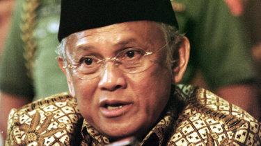 B.J. Habibie announcing that he was withdrawing from 1999 presidential election.