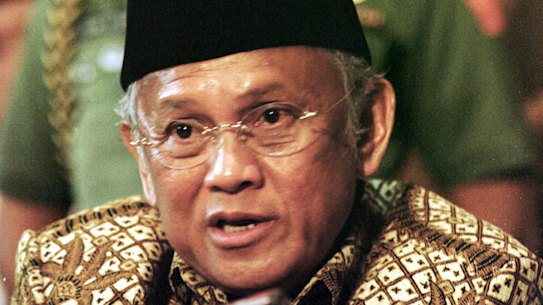B.J. Habibie announcing that he was withdrawing from 1999 presidential election.