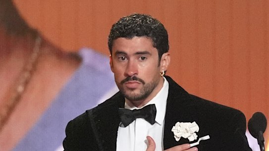 Bad Bunny recebe o prêmio de álbum do ano por Debi Tirar Más Fotos.