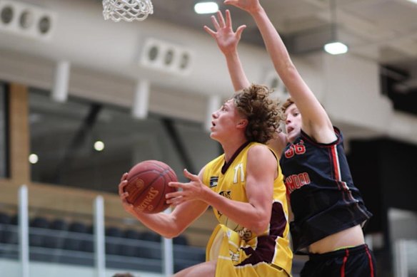 Josh Canham playing basketball for McKinnon Cougars as a teenager.