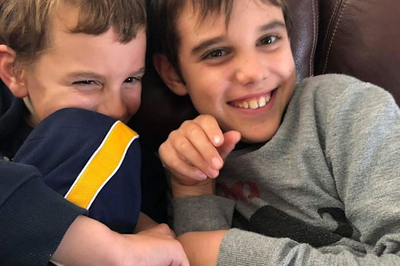 Uma foto dos dois filhos quando eram mais novos.