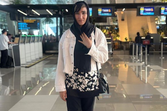 Bibi Rahimi Farhangdost prestes a deixar a Indonésia para a Austrália.