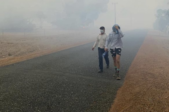 Residents fleeing the Wooroloo fires.