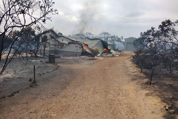 Homes have been destroyed in Hopetoun. 