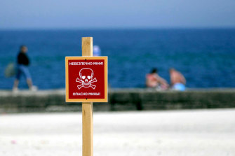 Ukrayna'nın güneyindeki Odesa'da yerel bir plajda 'Tehlikeli Mayınlar' uyarı levhası görülüyor.