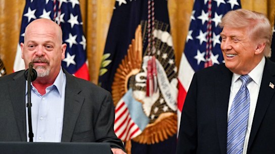 Trump appare accanto alla star dei reality Rick Harrison all'evento per piccole imprese alla Casa Bianca.