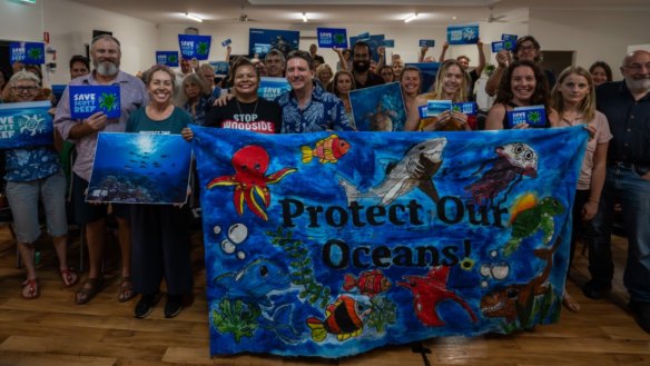 Broome locals were briefed this week by Greenpeace, the  Conservation Council of WA and Environs Kimberley on Woodside’s new plans to drill at Scott Reef to develop the Browse field off the Kimberley coast, Australia’s largest untapped gas field.