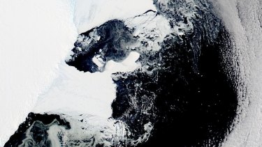 The main piece of the ice shelf close to Bowman Island.