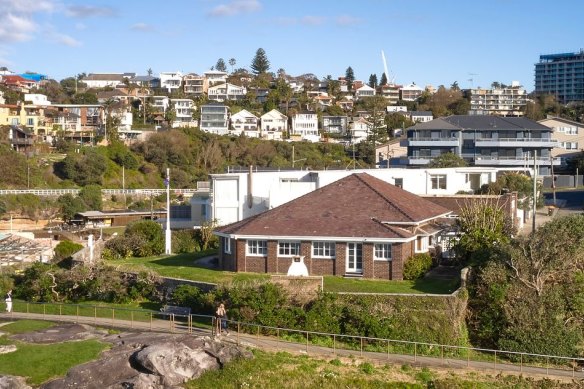 Adman David Droga has no need for any costly consolidation given Lang Syne in Tamarama is set on 1100 square metres.
