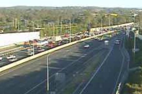 A north-facing traffic camera shows the congestion on the Pacific Motorway through Daisy Hill.