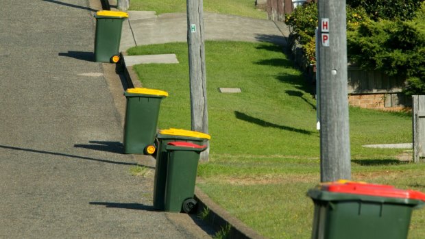 The state government will examine the contents of some Perth council's bins to count the number of recyclable drink containers. 