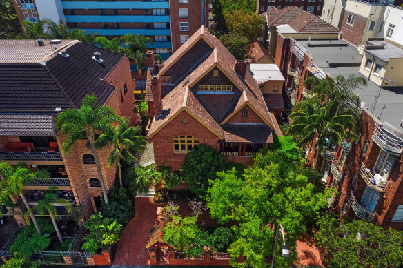 Amber Symond’s $4.9 million renovation plans for a historic building in Potts Point have been called a “gross overdevelopment” by neighbours.
