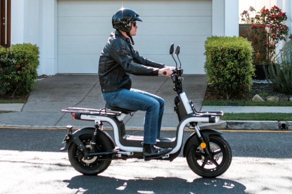 Benzina Zero’s Duo Plus is a new electric scooter with front and rear carrying areas, a larger battery, and a slightly faster top speed.