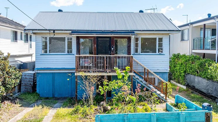 smh.com.au - Sarah Webb - How Denis the dog helped retirees scoop up bayside home