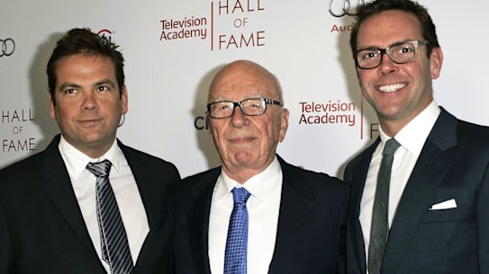 Tiempos más felices: Lachlan, Rupert y James Murdoch son el foco de este documental de Netflix.