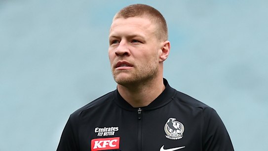 Jordan De Goey is battling hard for Collingwood despite injury concerns.