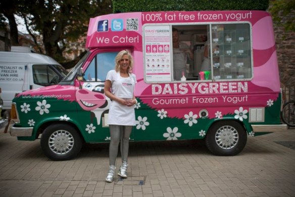 Freeman, Daisy Green gurme dondurulmuş yoğurt kamyoneti ile.