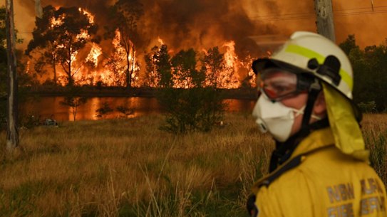 The RFS watches the Gospers Mountain fire impacting Bilpin.