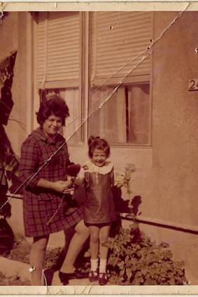 Renya, aged five, with her seamstress mum Andrea in 1971.