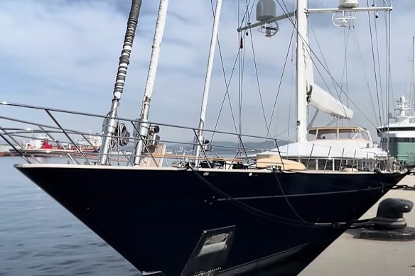 A TISG – de propriedade majoritária de Giovanni Costantino, o milionário italiano do iatismo – afirma que a incompetência e negligência da tripulação levaram o navio a virar e afundar durante uma tempestade na costa da Sicília.