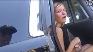Videoclipul Departamentului de Poliție din Moab o arată pe Gabi Pettito vorbind cu un ofițer de poliție după ce poliția a oprit camionul cu care călătorea împreună cu iubitul ei, Brian Laundry, lângă intrarea în Parcul Național Arks.