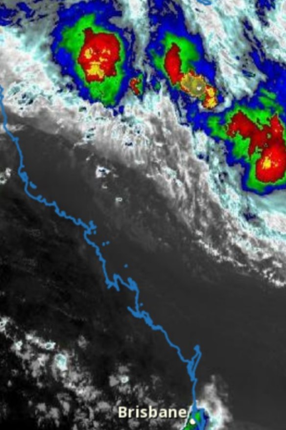 Cyclone set to hit Qld harder and cause flooding for a week
