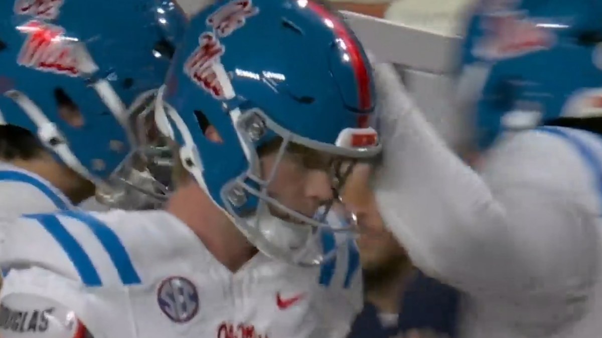 Aussie’s brilliant trick play stuns American crowd of 104,000