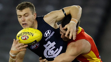 Patrick Cripps is tackled by Brayden Fiorini.