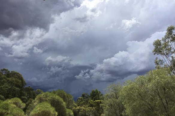 A dangerous storm is passing over Perth’s eastern suburbs. 
