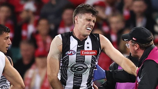 Oscar Steene was assisted by medical staff before leaving the field.