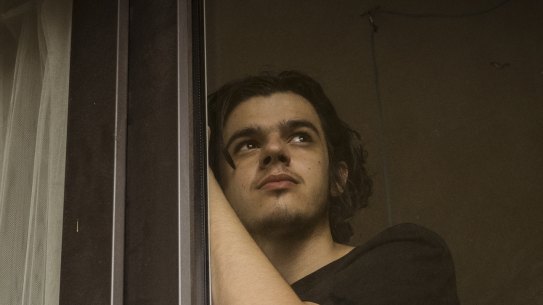 11/01/22 20-year old Michael Moro has been diagnosed with COVID and is in isolation in his family’s Brunswick home. For a story about young peoples’ attitudes to COVID and Omicron. Photograph by 