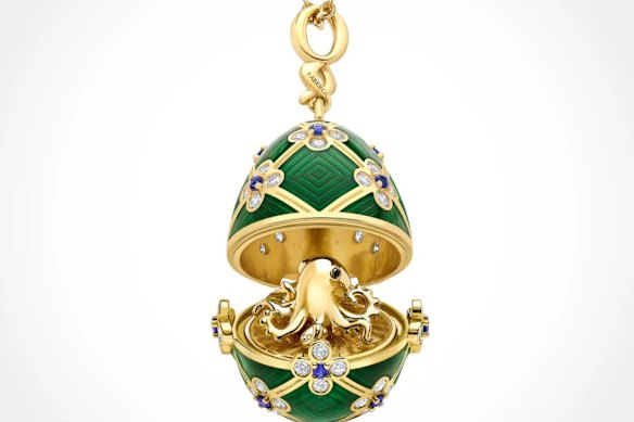 L'uovo, uno dei soli 50 realizzati, è realizzato in oro, dipinto con smalto verde e tempestato di 183 diamanti e due zaffiri. È stato ispirato dal film Octopussy di James Bond del 1983.