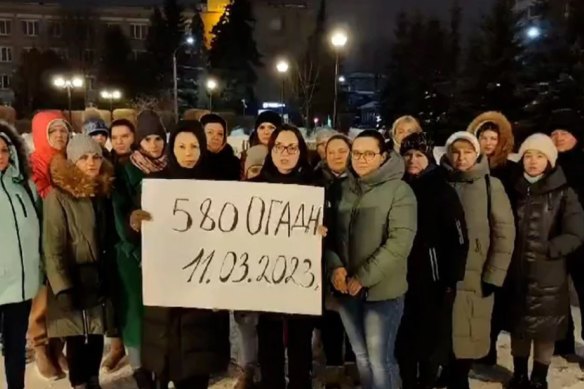Bir düzineden fazla Rus kadın, Vladimir Putin'e cesur çağrıda bulundu.