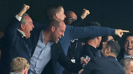 Il principe William è sopraffatto dalla gioia durante la vittoria dell'Aston Villa nella finale di Europa League.