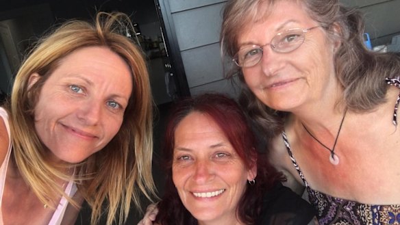 Amanda with her sister Linda and late mum, Sunny.