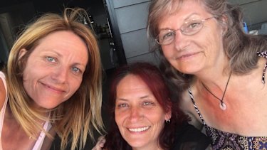 Amanda with her sister Linda and late mum, Sunny.