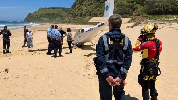 Light plane makes emergency landing on beach south of Sydney