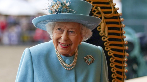 Queen Elizabeth has awarded the George Cross to the National Health Service on its 73rd anniversary.