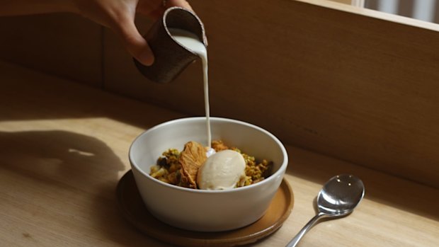 Golden turmeric roasted muesli at Leoht.
