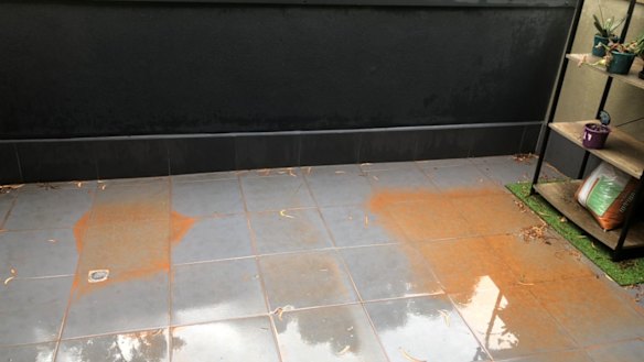 The rain left behind red dirt on balconies.