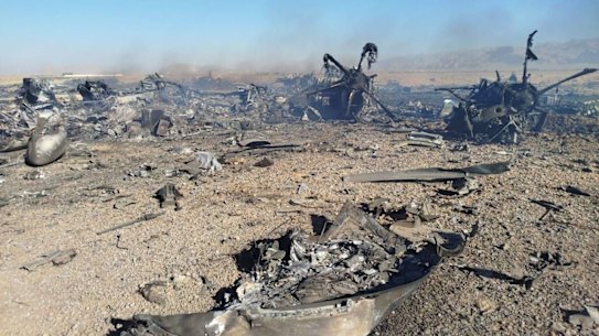 Uma imagem compartilhada pela mídia estatal iraniana que pretende mostrar os destroços da aeronave americana destruída no Irã após o resgate de um aviador desaparecido.