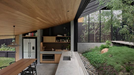 Designed by John Ellway, Niwa House earned the Elina Mottram Award for Residential Architecture in the Houses (Alterations and Additions) category of the Queensland Architecture Awards.